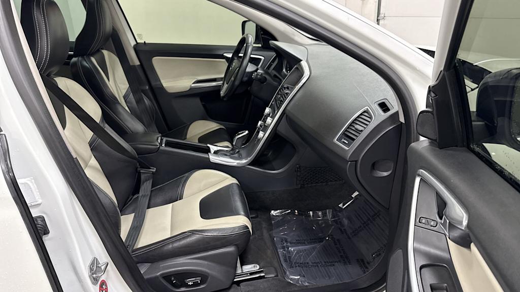 Thumbnail: 2017 Volvo XC60 - 32