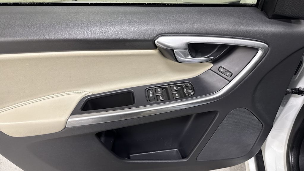 Thumbnail: 2017 Volvo XC60 - 26