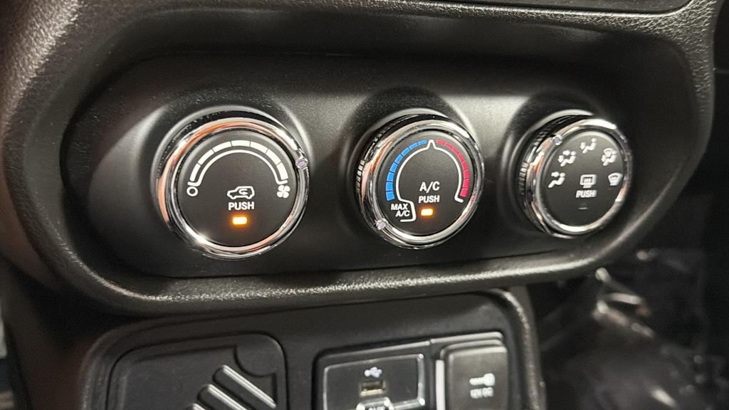 Thumbnail: 2016 Jeep Renegade - 28