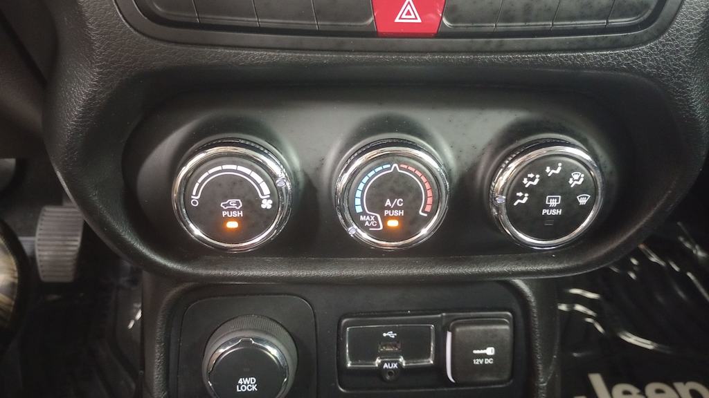 Thumbnail: 2015 Jeep Renegade - 29