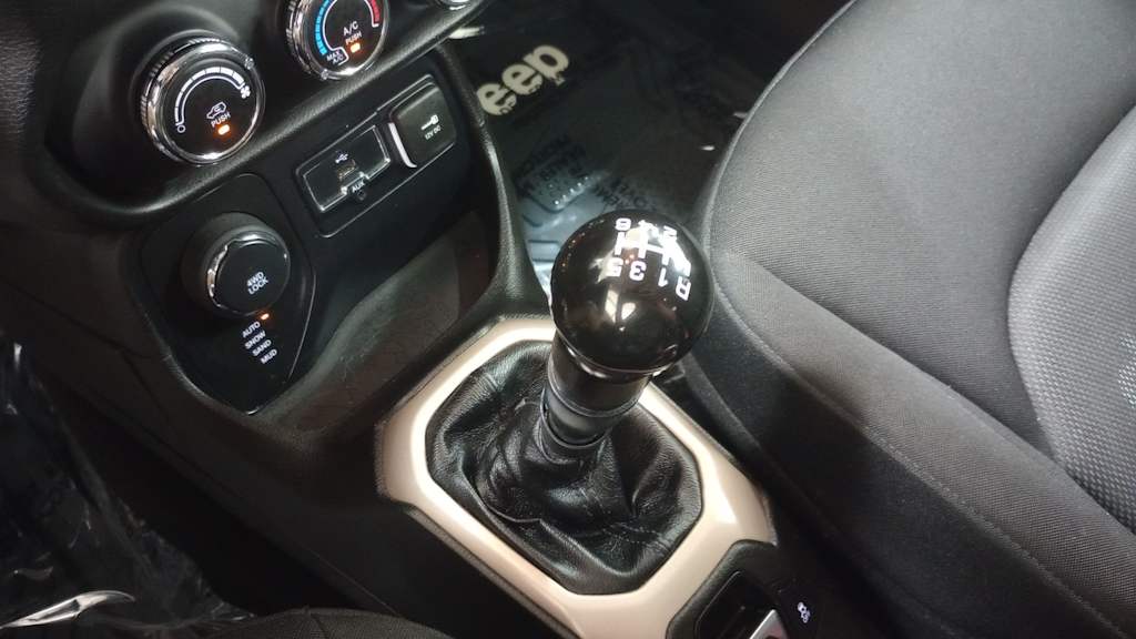Thumbnail: 2015 Jeep Renegade - 15
