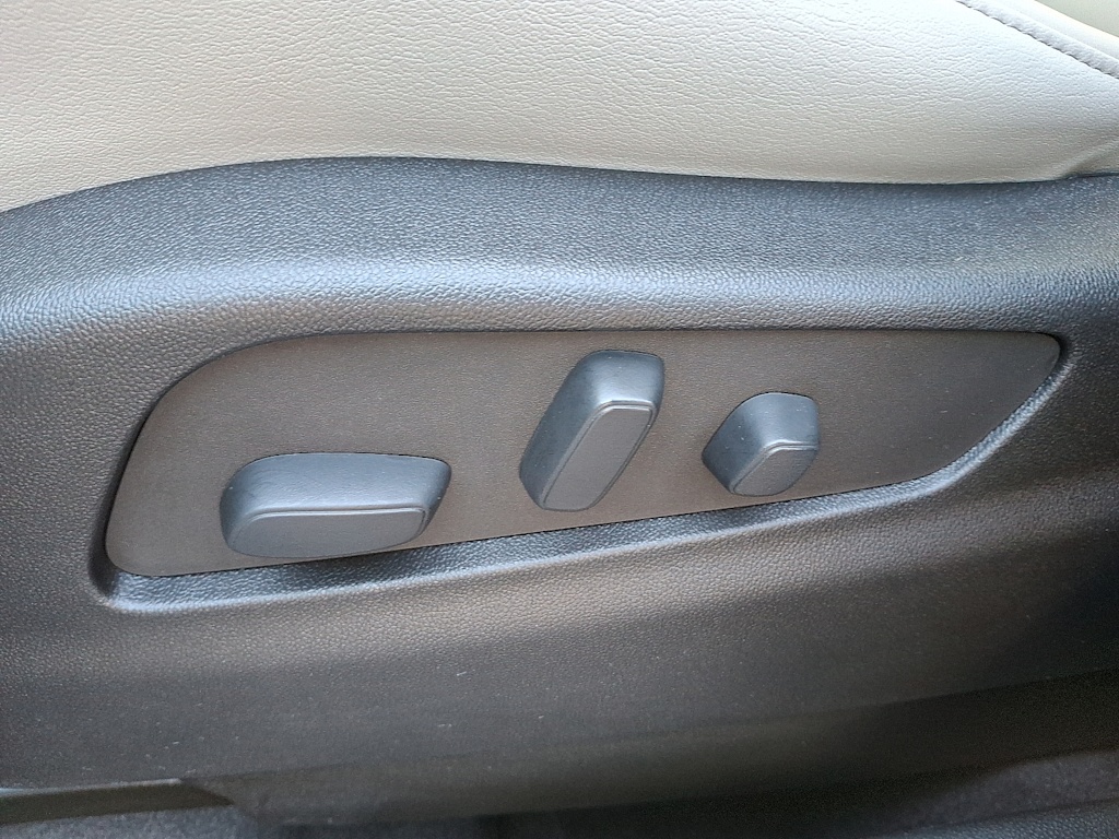 Thumbnail: 2022 Cadillac XT4 - 15