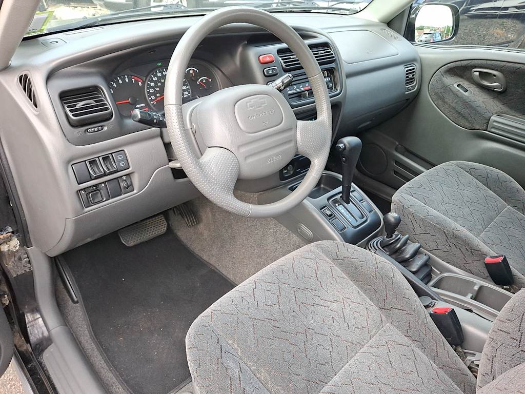 Thumbnail: 2002 Chevrolet Tracker - 2