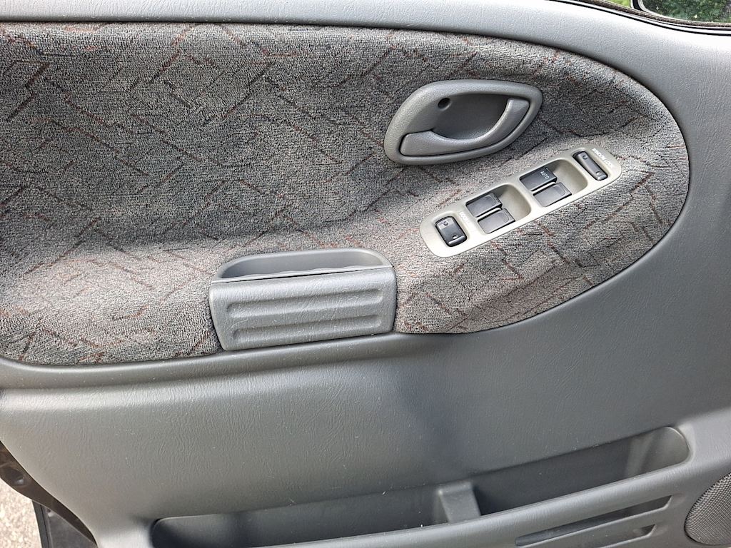 Thumbnail: 2002 Chevrolet Tracker - 17