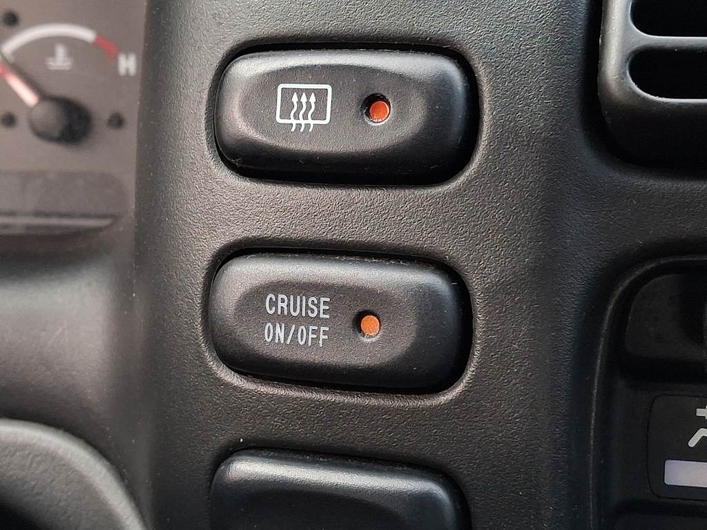 Thumbnail: 2002 Chevrolet Tracker - 22