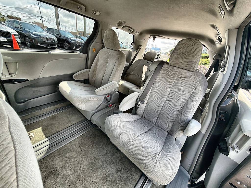 Thumbnail: 2012 Toyota Sienna - 27