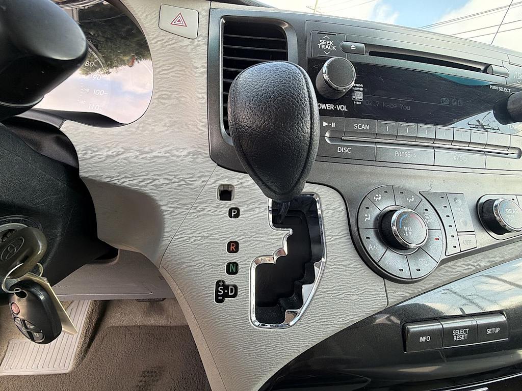 Thumbnail: 2012 Toyota Sienna - 29