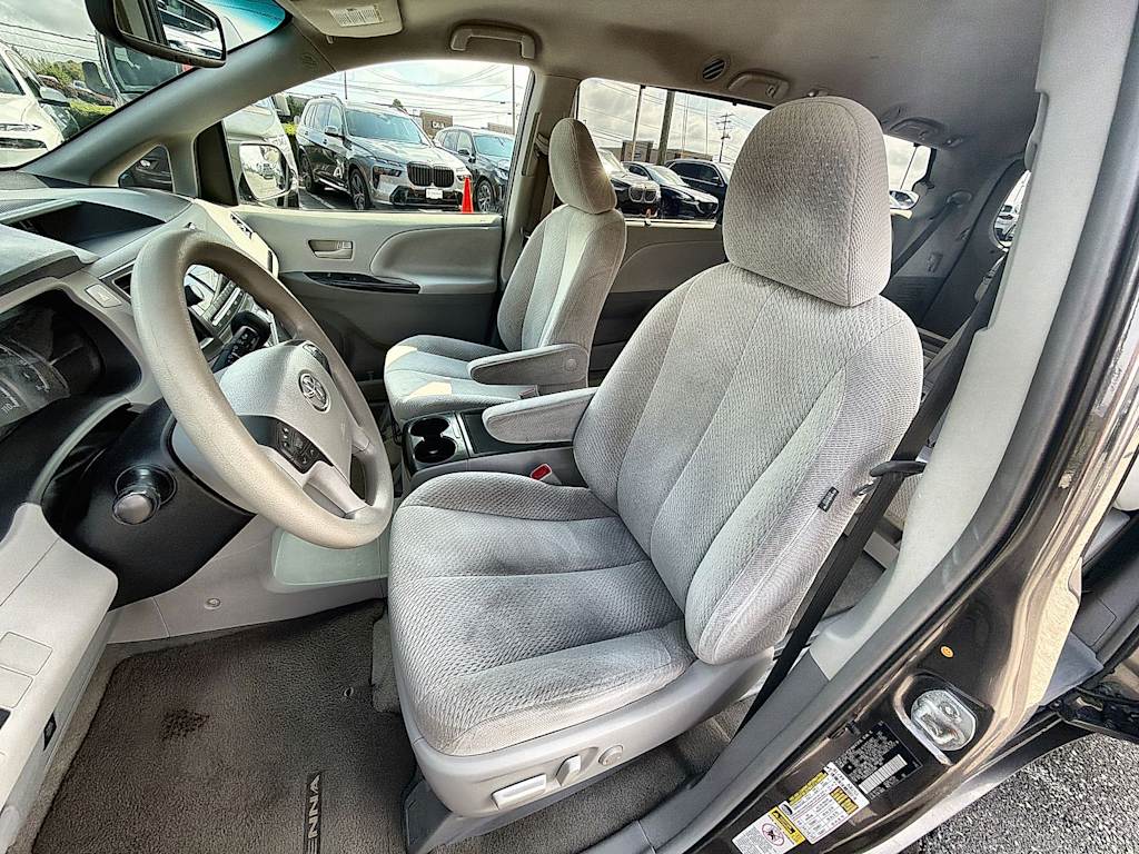 Thumbnail: 2012 Toyota Sienna - 12