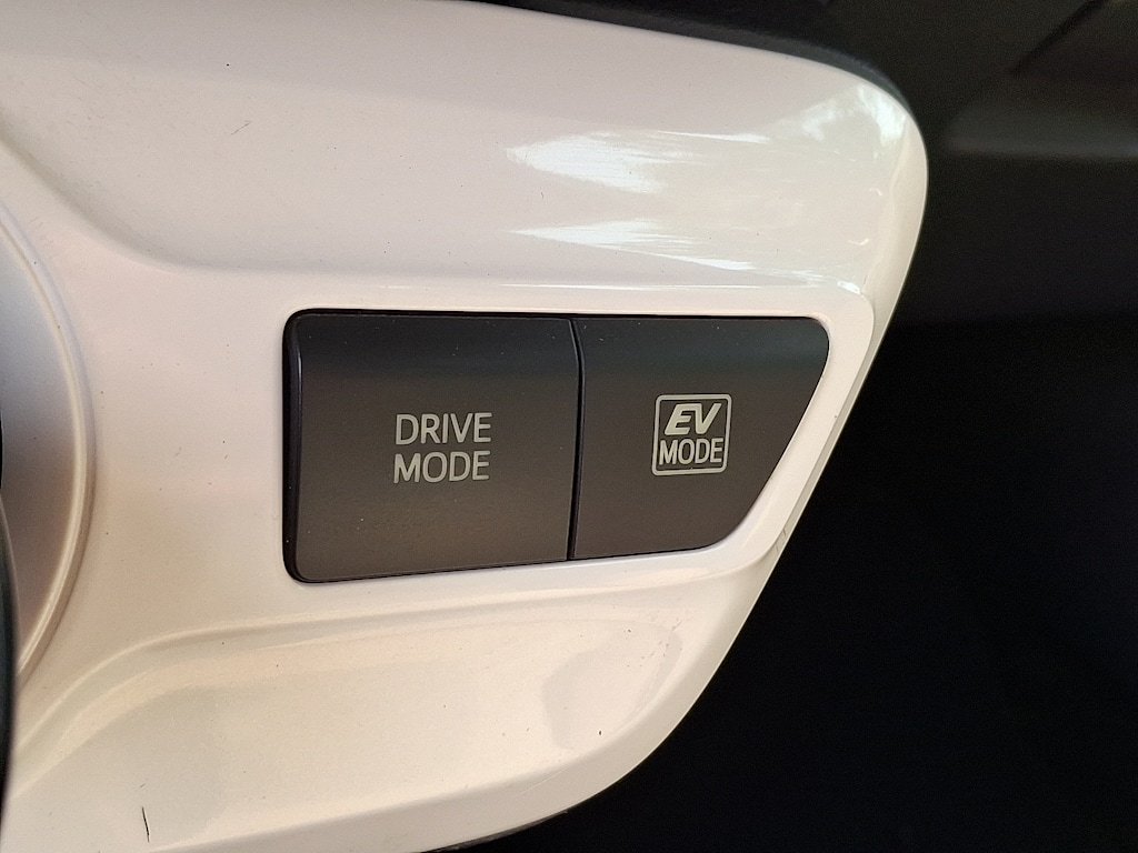 Thumbnail: 2016 Toyota Prius - 23