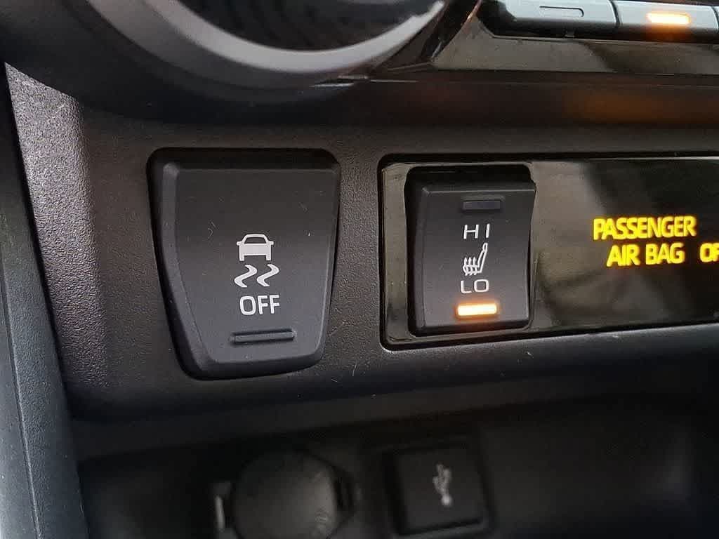 Thumbnail: 2021 Toyota RAV4 - 24