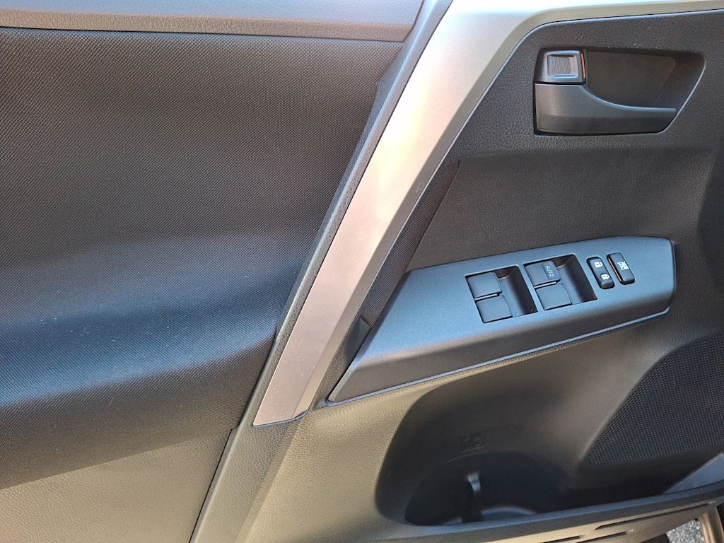 Thumbnail: 2016 Toyota RAV4 - 17