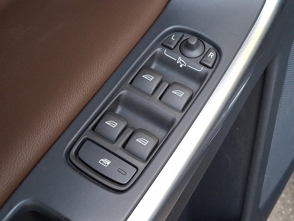 Thumbnail: 2017 Volvo XC60 - 27