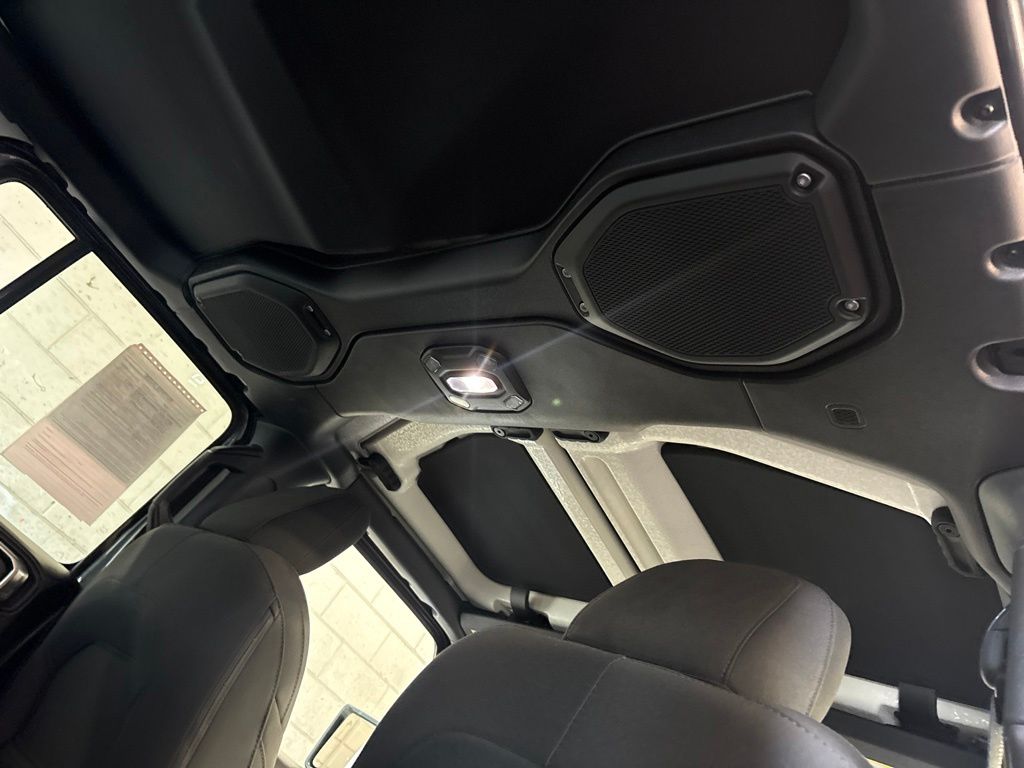 Thumbnail: 2018 Jeep Wrangler - 32