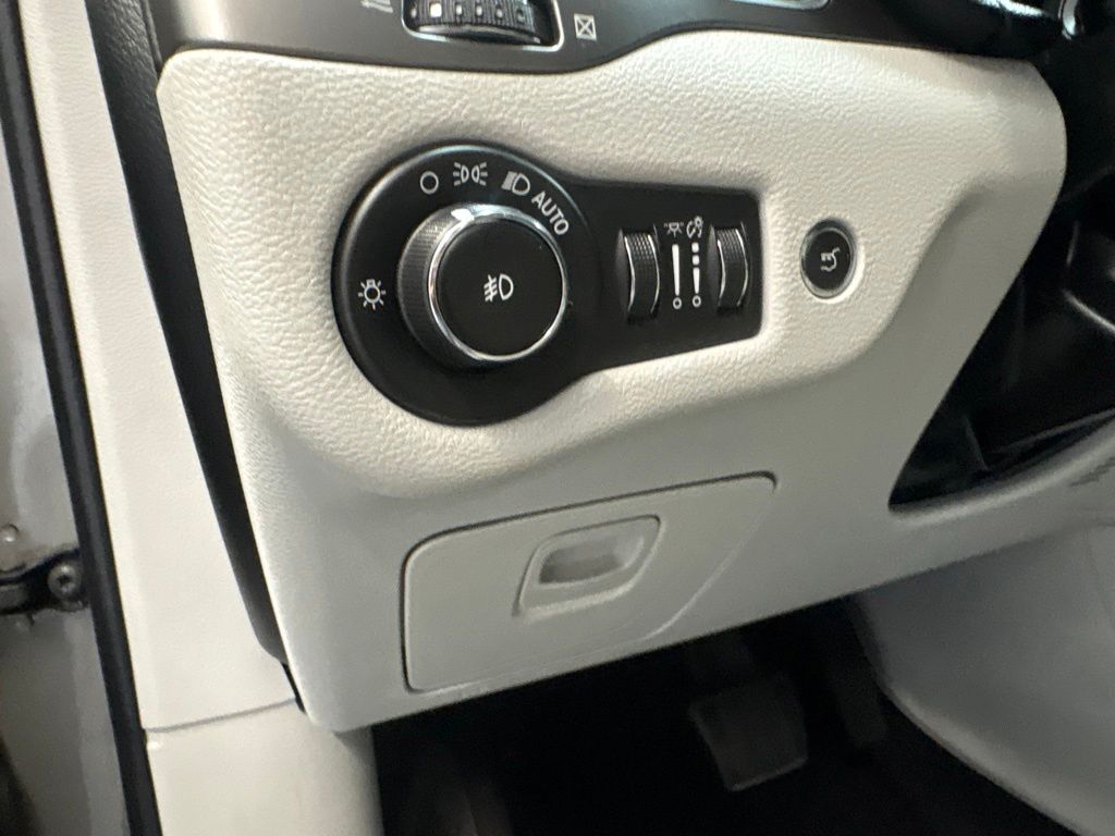 Thumbnail: 2019 Jeep Cherokee - 22