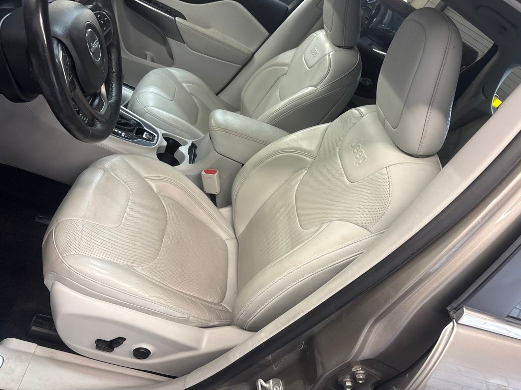 Thumbnail: 2019 Jeep Cherokee - 9