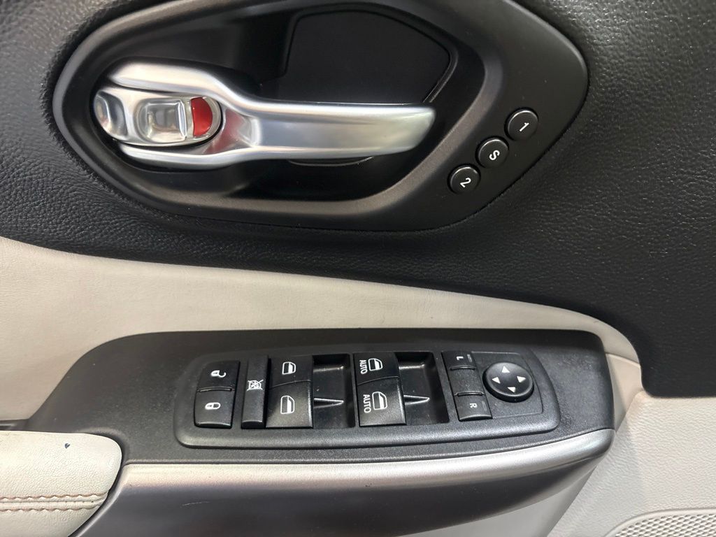 Thumbnail: 2019 Jeep Cherokee - 21