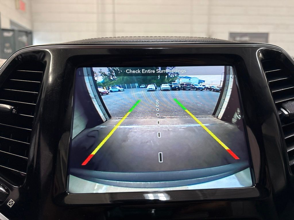 Thumbnail: 2019 Jeep Cherokee - 25