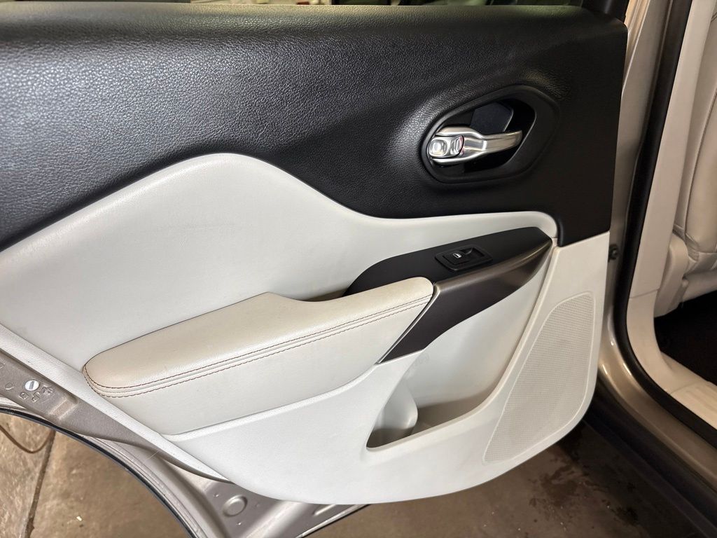 Thumbnail: 2019 Jeep Cherokee - 28