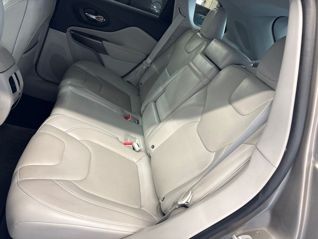 Thumbnail: 2019 Jeep Cherokee - 11