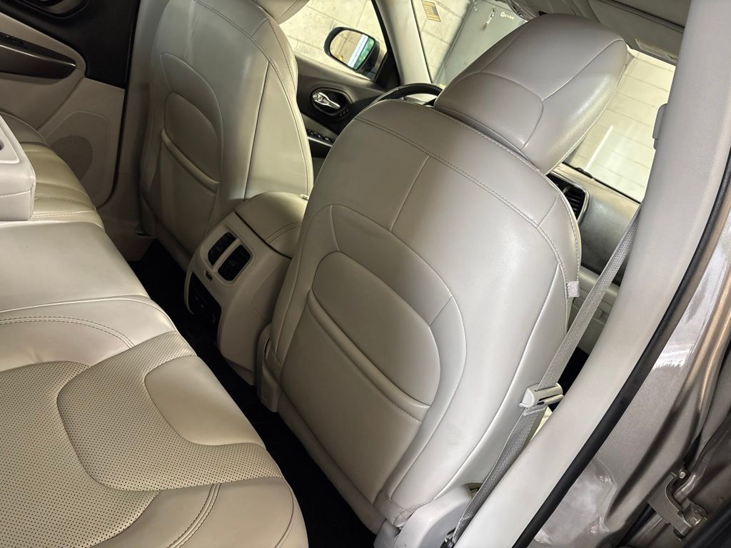 Thumbnail: 2019 Jeep Cherokee - 34