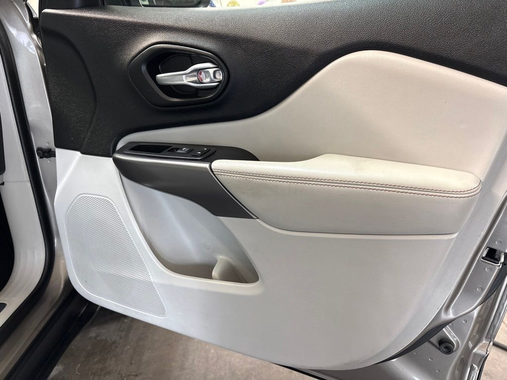 Thumbnail: 2019 Jeep Cherokee - 36