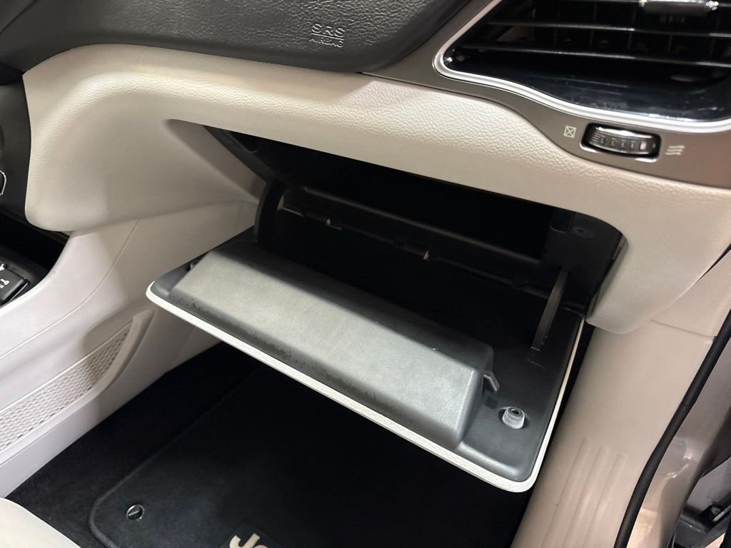 Thumbnail: 2019 Jeep Cherokee - 40