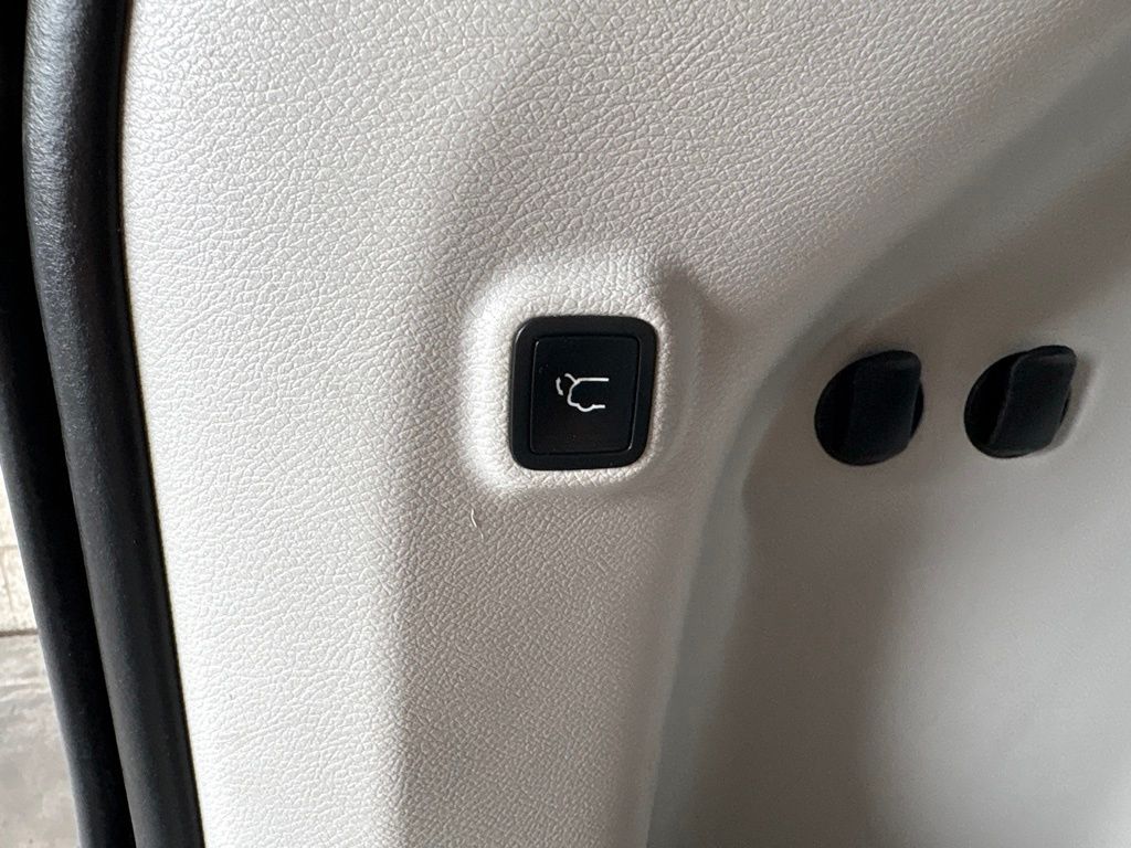 Thumbnail: 2019 Jeep Cherokee - 31