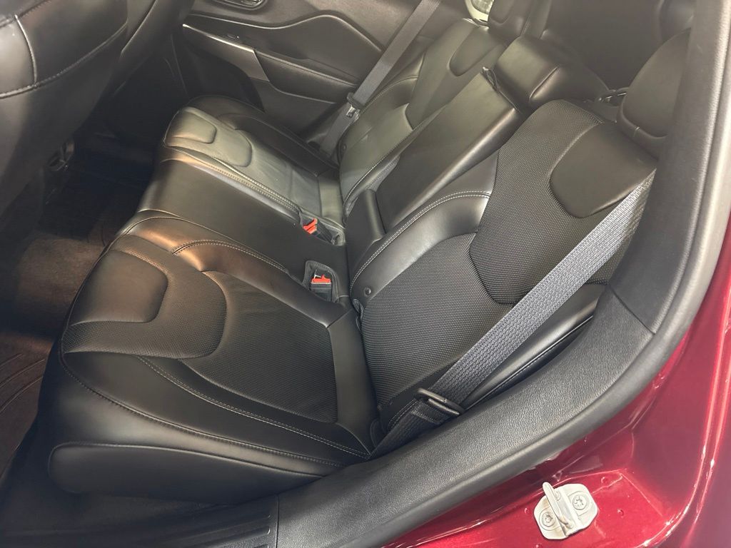 Thumbnail: 2019 Jeep Cherokee - 36
