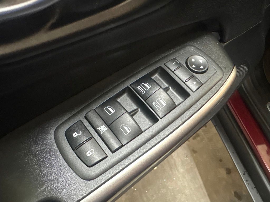 Thumbnail: 2019 Jeep Cherokee - 23