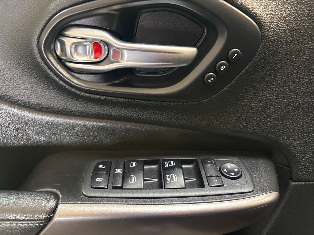 Thumbnail: 2019 Jeep Cherokee - 22
