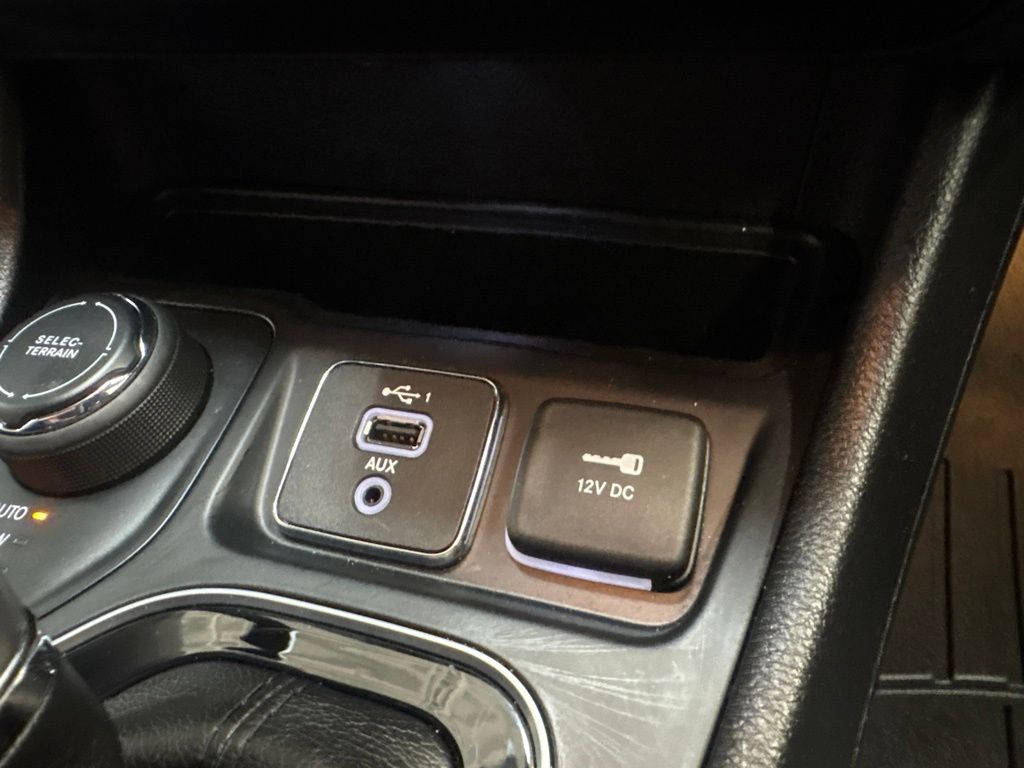 Thumbnail: 2019 Jeep Cherokee - 32