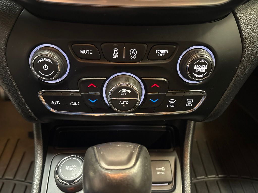 Thumbnail: 2019 Jeep Cherokee - 28
