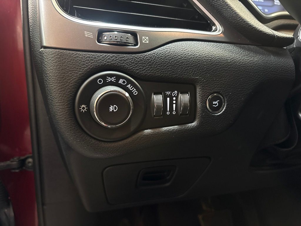 Thumbnail: 2019 Jeep Cherokee - 24