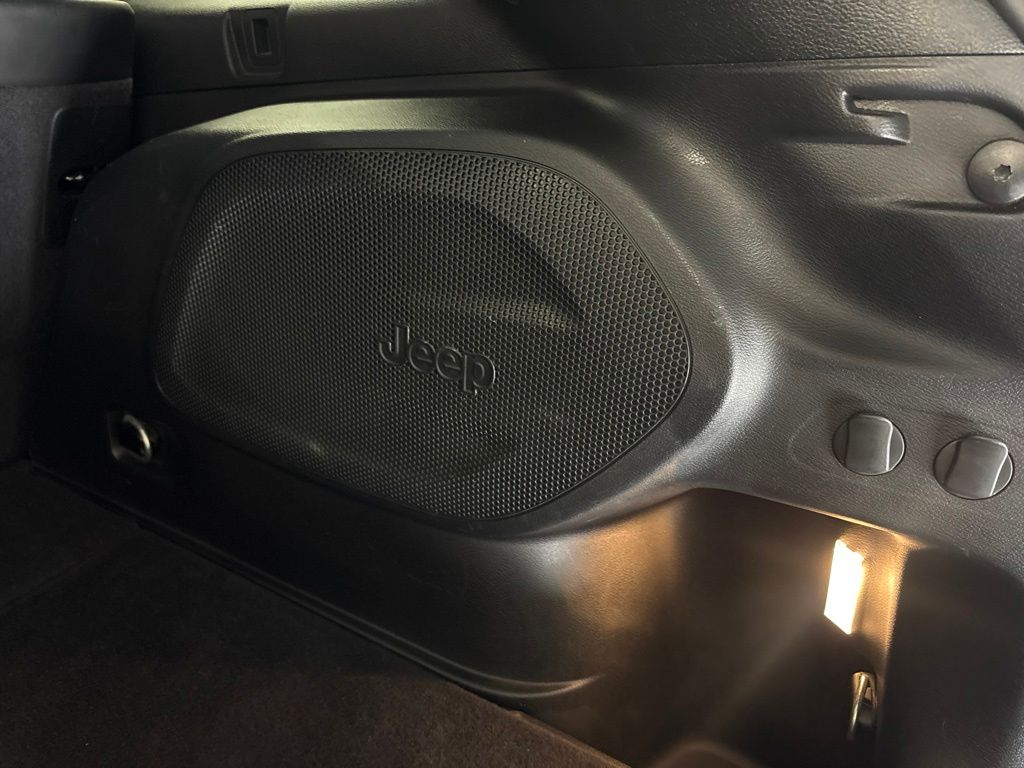 Thumbnail: 2019 Jeep Cherokee - 39