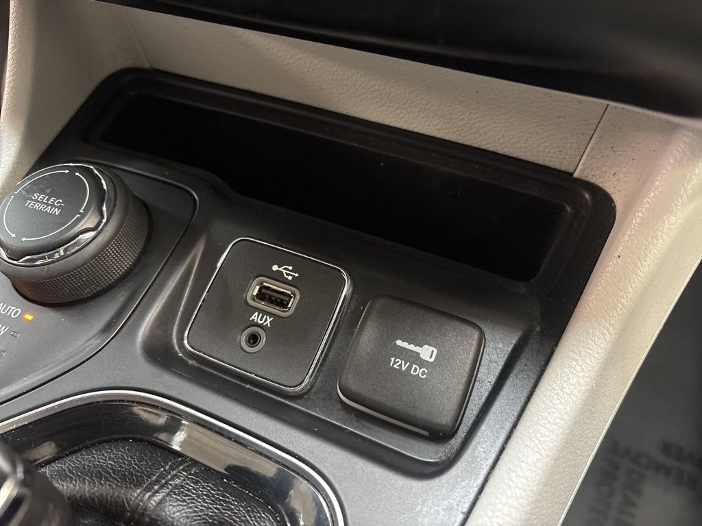 Thumbnail: 2019 Jeep Cherokee - 32