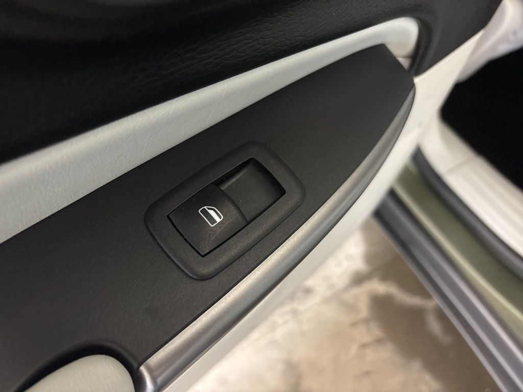 Thumbnail: 2019 Jeep Cherokee - 34