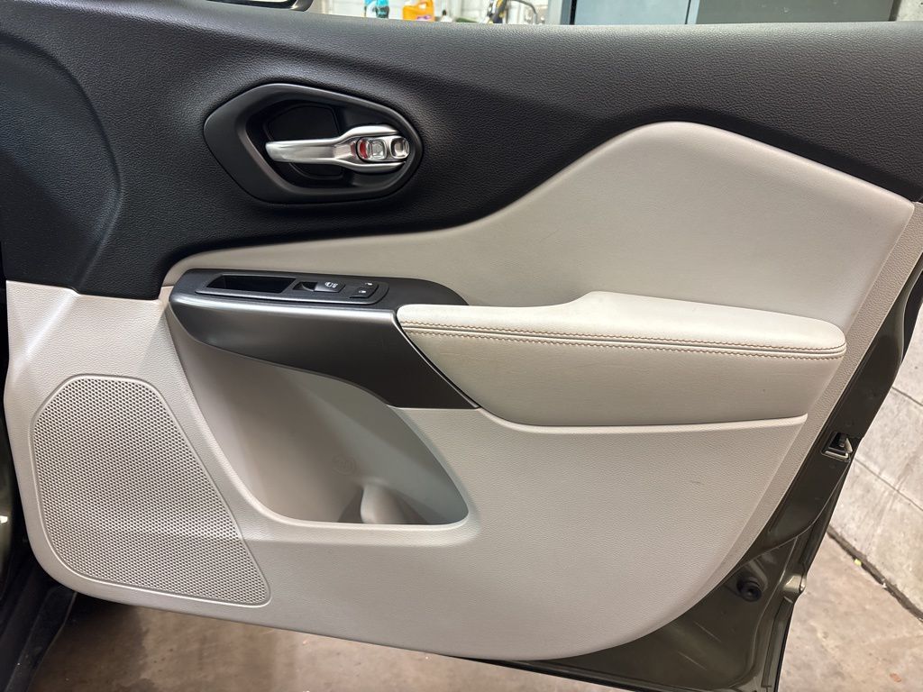 Thumbnail: 2019 Jeep Cherokee - 41