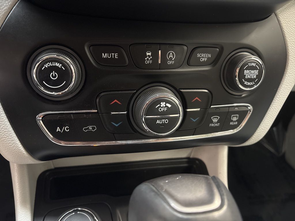 Thumbnail: 2019 Jeep Cherokee - 30