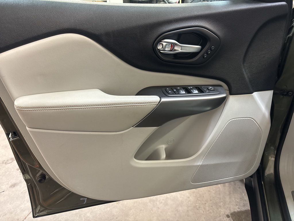 Thumbnail: 2019 Jeep Cherokee - 20