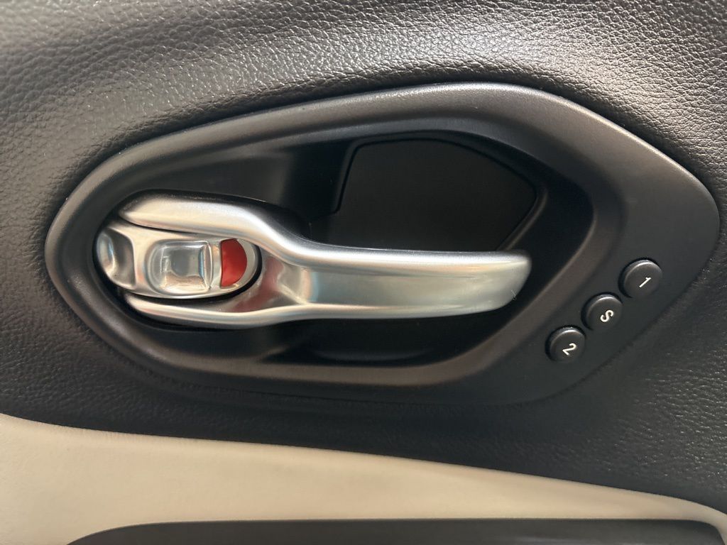 Thumbnail: 2019 Jeep Cherokee - 22