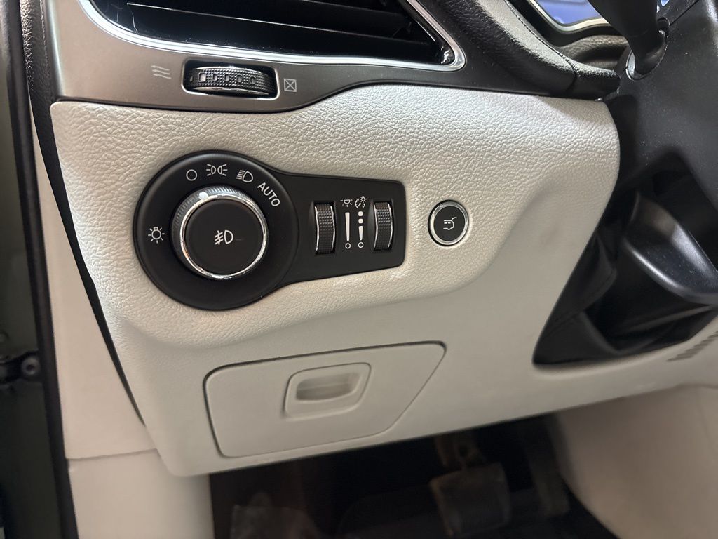 Thumbnail: 2019 Jeep Cherokee - 23