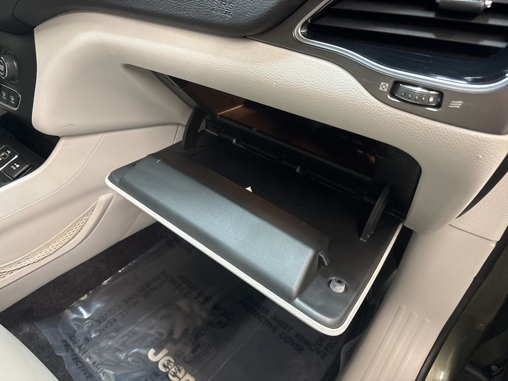 Thumbnail: 2019 Jeep Cherokee - 44