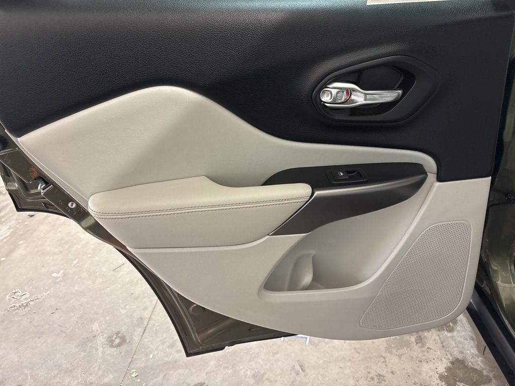 Thumbnail: 2019 Jeep Cherokee - 33