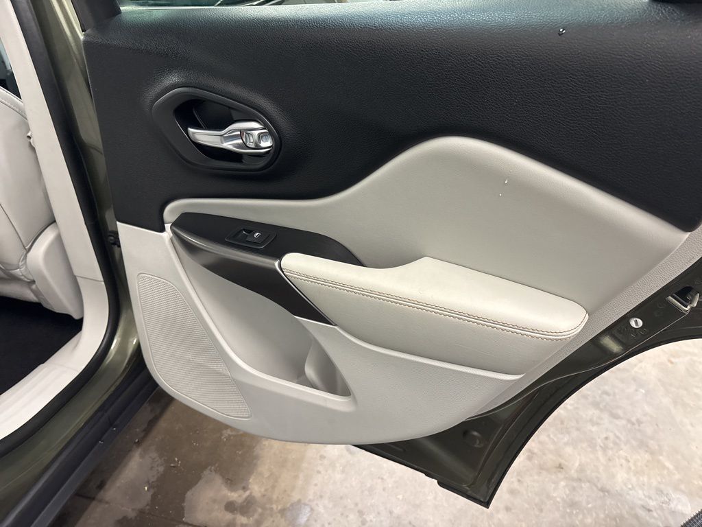 Thumbnail: 2019 Jeep Cherokee - 37