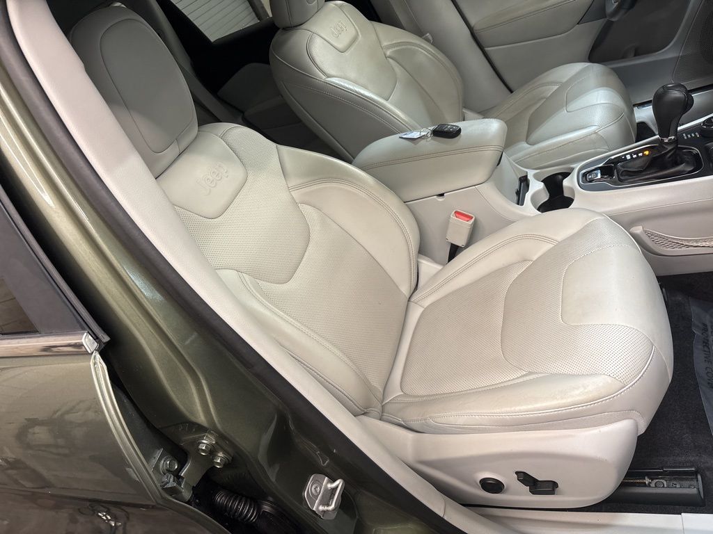 Thumbnail: 2019 Jeep Cherokee - 43