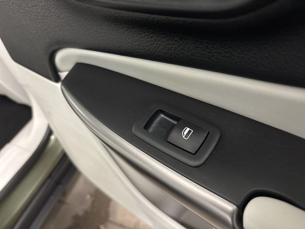 Thumbnail: 2019 Jeep Cherokee - 38