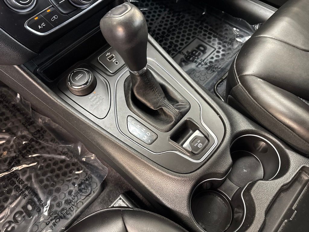 Thumbnail: 2019 Jeep Cherokee - 14