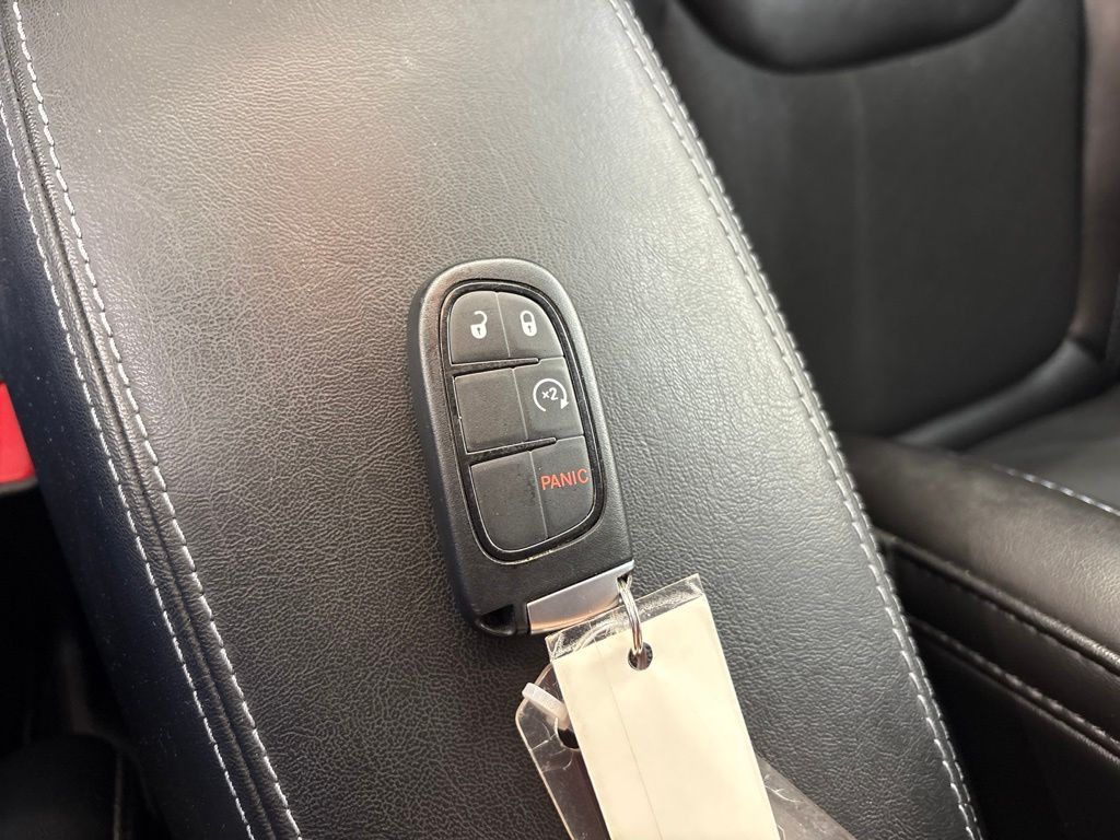 Thumbnail: 2019 Jeep Cherokee - 17