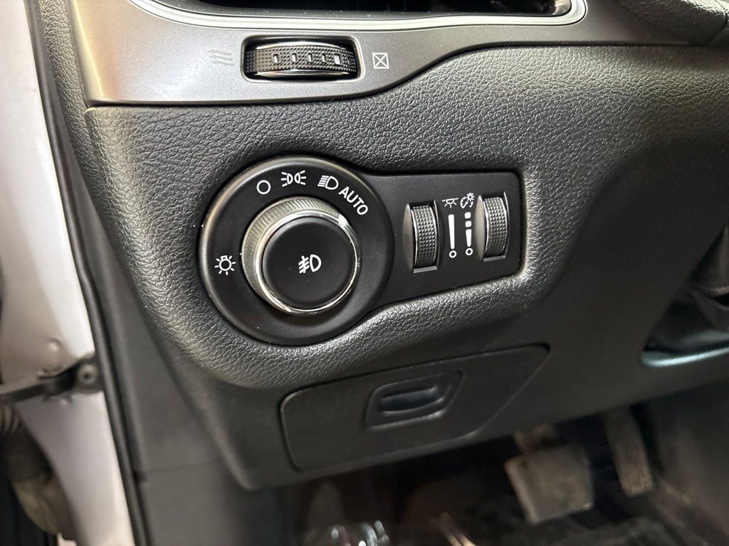 Thumbnail: 2019 Jeep Cherokee - 22
