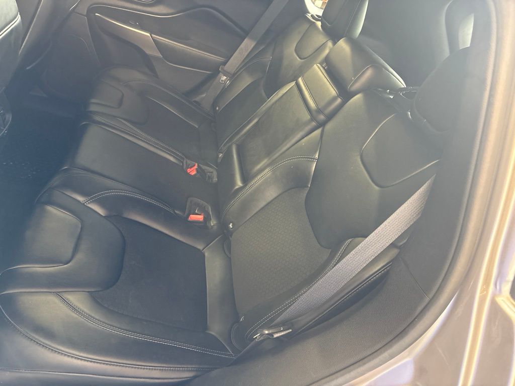 Thumbnail: 2019 Jeep Cherokee - 32
